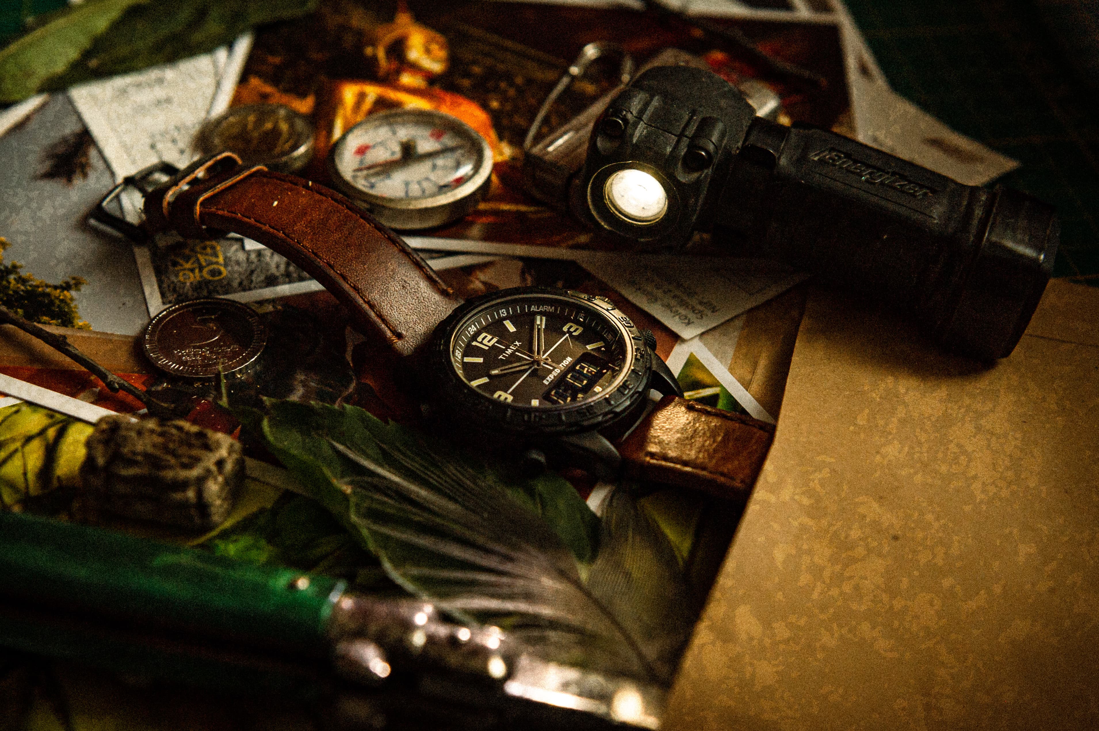 Zdjęcie przedstawiające zegarek na tle ciekawego tła